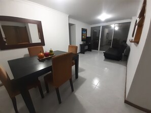 Apartment, 2 Schlafzimmer, barrierefrei, Balkon | Esszimmer