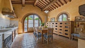 Appartement, 3 chambres, piscine privée, vue piscine | Cuisine privée | Réfrigérateur, micro-ondes, plaque de cuisson, lave-vaisselle