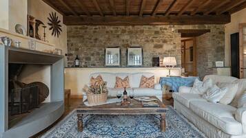 Appartamento, 3 camere da letto, piscina privata, vista piscina | Area soggiorno | TV, caminetto