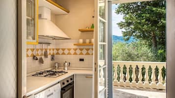 Kühlschrank, Mikrowelle, Wasserkocher, Kochgeschirr/Geschirr/Besteck