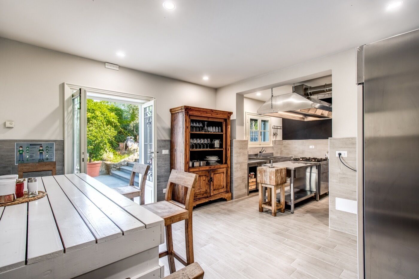 Réfrigérateur, micro-ondes, bouilloire électrique