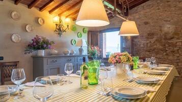 Kühlschrank, Geschirrspüler, Kochgeschirr/Geschirr/Besteck