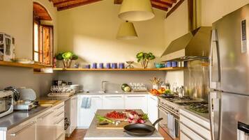 Kühlschrank, Geschirrspüler, Kochgeschirr/Geschirr/Besteck