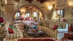 TV, fireplace - Villa Il Borgo Amazing Delightful Relax (Bucine)