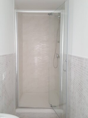 Casa, 1 habitación, Terraza, vista a la ciudad | Regadera en el baño