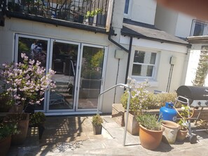 BBQ/picnic area - Lovely Large Garden Flat (Royal Tunbridge Wells)