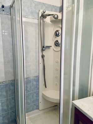 Bathroom amenities - Chic Apartment in the Center (Nettuno)