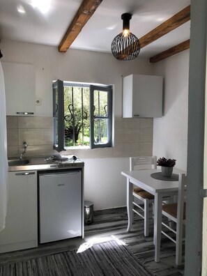 Bungalow, 1 Bedroom, Smoking, Balcony | Tempat makan