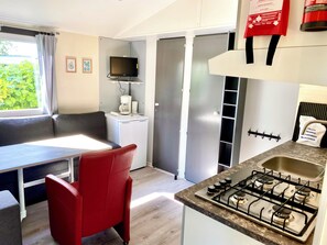 Mobile Home, 2 Bedrooms, Balcony, Garden View | Private kitchen | Fridge, stovetop, coffee/tea maker, freezer - Holidaychalets Zuidlaren Tynaarlo (Tynaarlo)