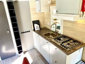 Casa móvil, 2 habitaciones, balcón, vistas al jardín | Cocina privada | Frigorífico, placa de cocina, cafetera o tetera y congelador