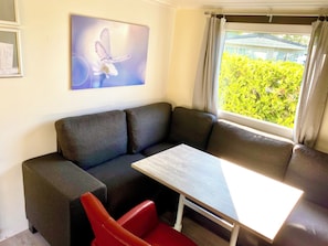 Mobile Unterkunft, 2 Schlafzimmer, Balkon, Gartenblick | Wohnbereich
