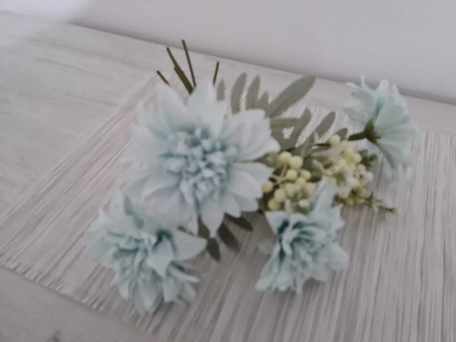 Une composition florale posée sur une surface texturée.