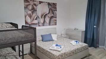 Zimmer, 1 Schlafzimmer, Raucher, Balkon | 1 Schlafzimmer, schallisolierte Zimmer, kostenloses WLAN