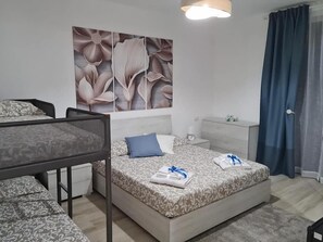 Room, 1 Bedroom, Smoking, Balcony | 1 bilik tidur, kalis bunyi, Wi-fi percuma 