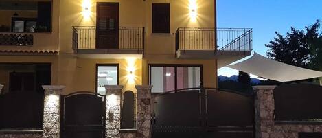 Room, 1 Bedroom, Smoking | Exterior