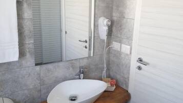 Chambre, 1 chambre, fumeur, balcon | Salle de bain