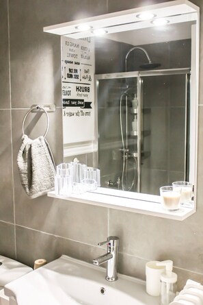 Apartment, 1 Bedroom, Balcony, City View | Bathroom | Free toiletries, hair dryer, towels, shampoo