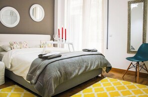1 sovrum, strykjärn/strykbräda och sängkläder