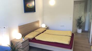 2 bedrooms, iron/ironing board, WiFi