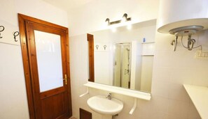 Apartment, 2 Schlafzimmer | Badezimmerausstattung