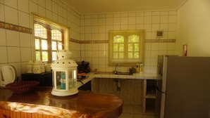 Coffee/tea maker, fridge, microwave, electric kettle - Fern Lodge Self Catering (La Digue)