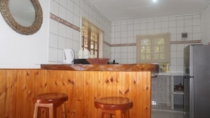 Coffee/tea maker, fridge, microwave, electric kettle - Fern Lodge Self Catering (La Digue)