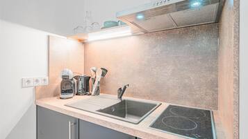 Kühlschrank, Herdplatte, Wasserkocher mit Kaffee-/Teezubehör