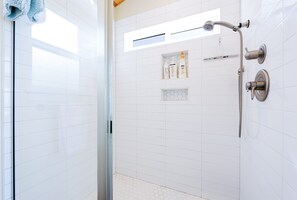 Dusche, Haartrockner, Handtücher