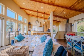 Smart TV, fireplace - Oceanside Seaview Retreat (Oceanside (Tillamook))