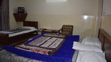 Triple Room | Laptop workspace, free WiFi, bed sheets