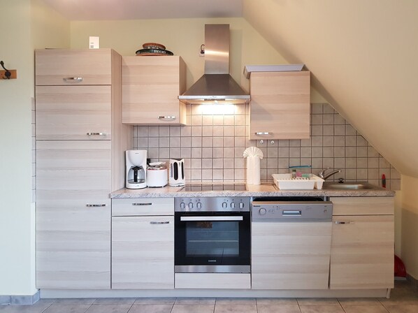 Kühlschrank, Ofen, Geschirrspüler, Wasserkocher mit Kaffee-/Teezubehör