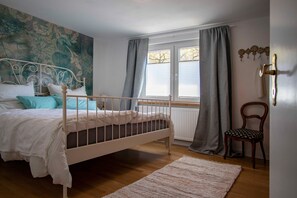 2 bedrooms, in-room safe, desk, iron/ironing board