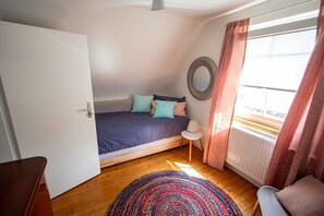 2 dormitorios, caja fuerte, escritorio y cuna de viaje