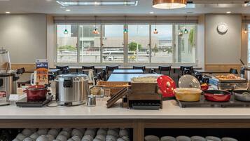 朝食 (ビュッフェ)、毎日提供 (1 名様 1400 JPY)