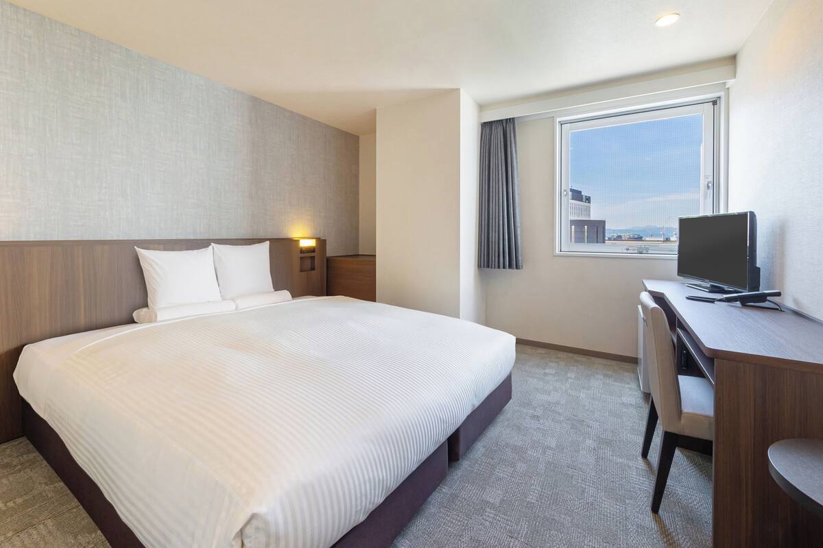 Standard King Room, Non Smoking | In-room safe, laptop workspace, WiFi (free), bed sheets