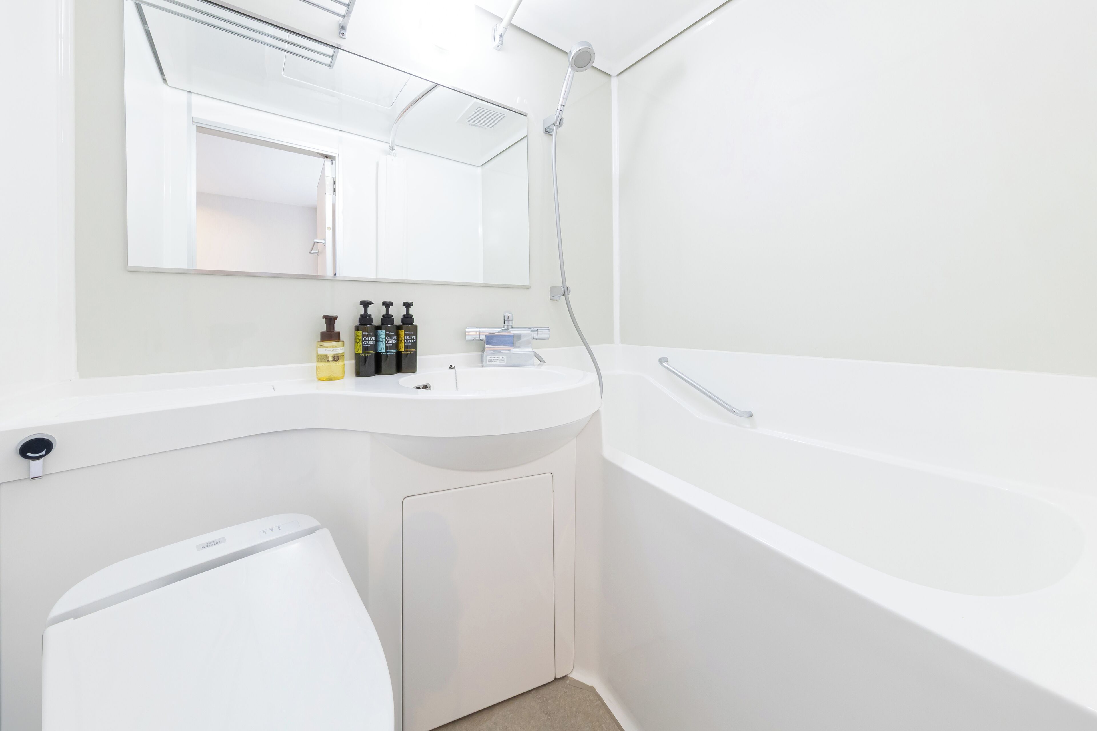 combined shower/bathtub, deep-soaking bathtub, free toiletries