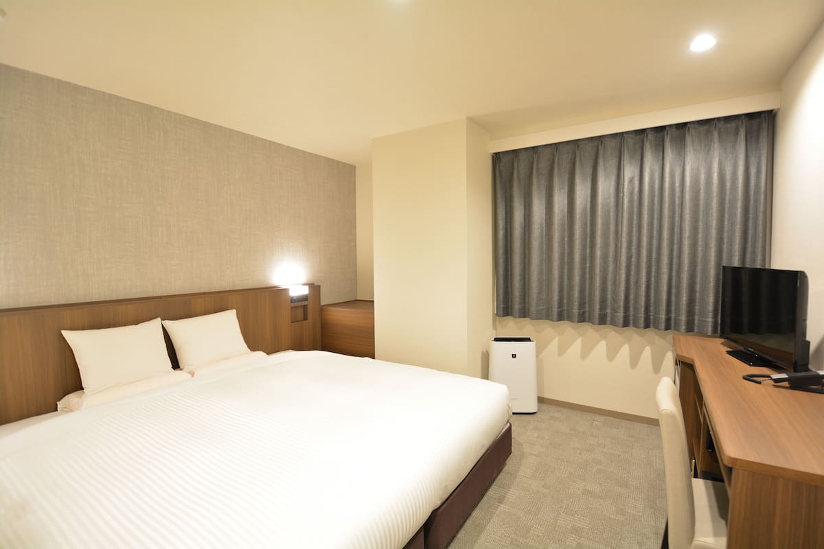 Standard King Room, Non Smoking | 1 bedroom, in-room safe, desk, free WiFi