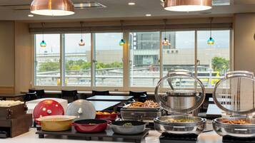 Daily buffet breakfast (JPY 1400 per person)