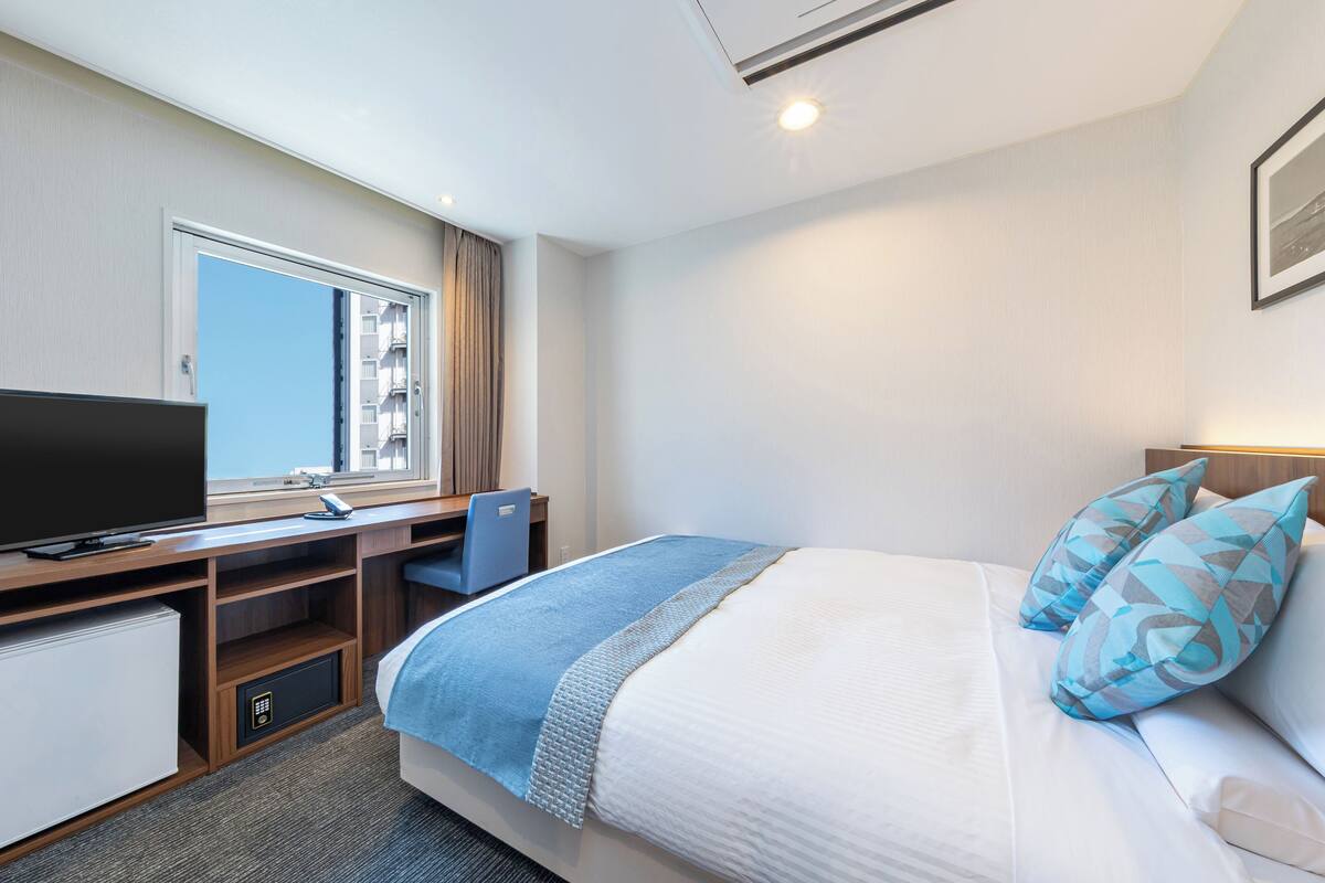 Superior Queen Room, Non Smoking | In-room safe, laptop workspace, WiFi (free), bed sheets