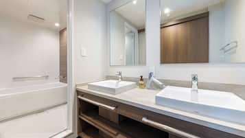Habitación, no fumadores (Sky View 4-Bed Bunk Room) | Baño | Ducha y bañera combinadas y bañera profunda