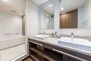 Camera, non fumatori (Sky View 4-Bed Bunk Room) | Bagno | Combinazione doccia/vasca, vasca da bagno a immersione totale