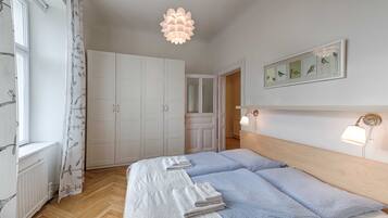 3 bedrooms, desk, travel cot, WiFi