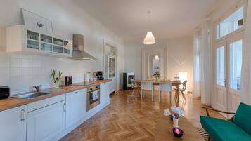 Kühlschrank, Mikrowelle, Ofen, Geschirrspüler