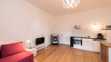 Una televisión, una chimenea