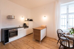 Fridge, microwave, oven, dishwasher - Superior Apartment mit Einem Schlafzimmer und Gartenblick - Top 2 - Landhaus Blauer Spatz (Reichenau an der Rax)