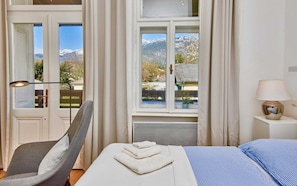 1 bedroom, desk, WiFi, bed sheets