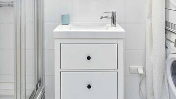 Dusche, Haartrockner, Handtücher, Seife