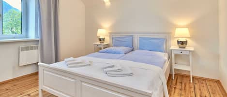 2 bedrooms, desk, travel cot, WiFi