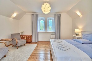 2 bedrooms, desk, travel cot, WiFi