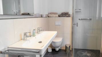 Dusche, Haartrockner, Handtücher